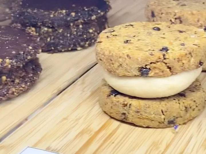 Vegan carrot cake cookies